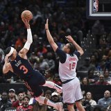 Kyshawn George (à droite) commet la faute sur Josh Hart. KEYSTONE/AP/Terrance Williams